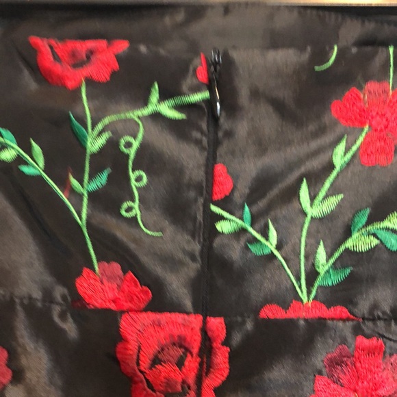 Sweet Chemise Strapless Blk Satin with Red roses zip up at the back worn once - Picture 3 of 5